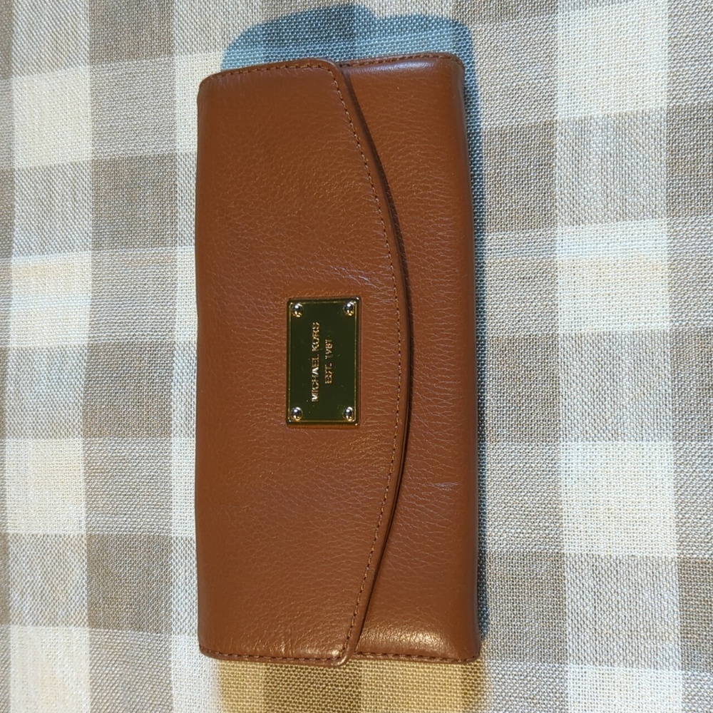 Michael Kors tan wallet 6 card holders with zi